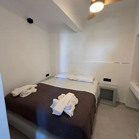 Mira House Chora